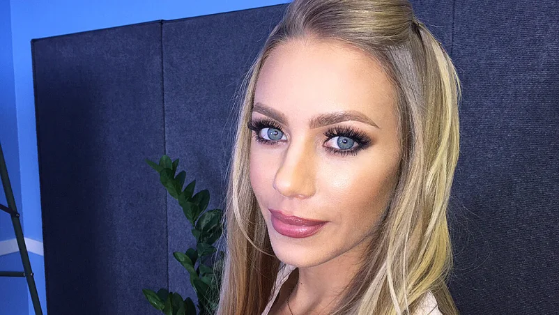 Nicole Aniston fucking in the couch with her tits vr porn
